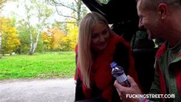 Blonde gives her saviour some unexpected sex