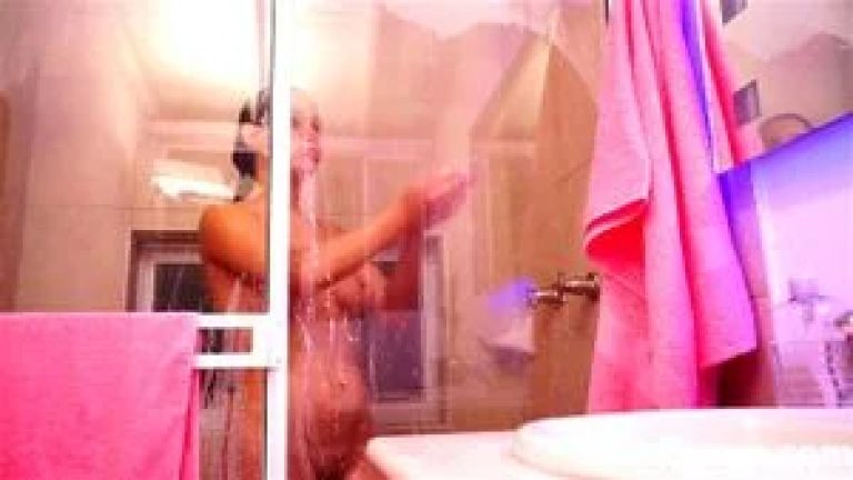 Lia Ponce with medium breast and Fingering while shower