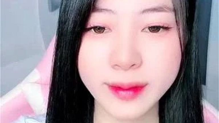 Vietnamese Hooker with Huge Tits Flashing – Massive Boobs, No Cover, Full Show