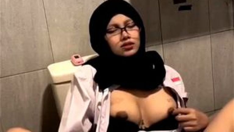 hijab masturbate in toilet