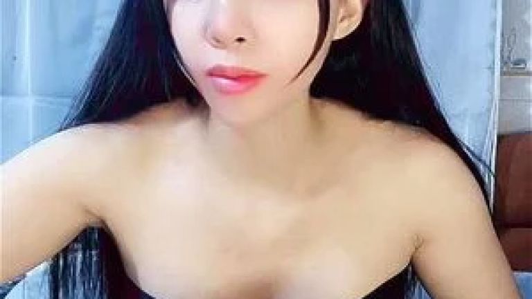 Vietnamese Hooker with Huge Tits Flashing – Massive Boobs, No Cover, Full Show