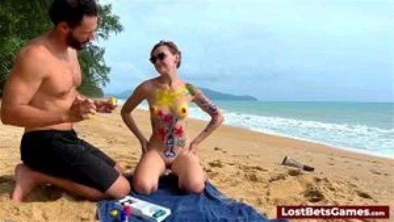 David and Kelly face off in a sultry game of strip tic-tac-toe
